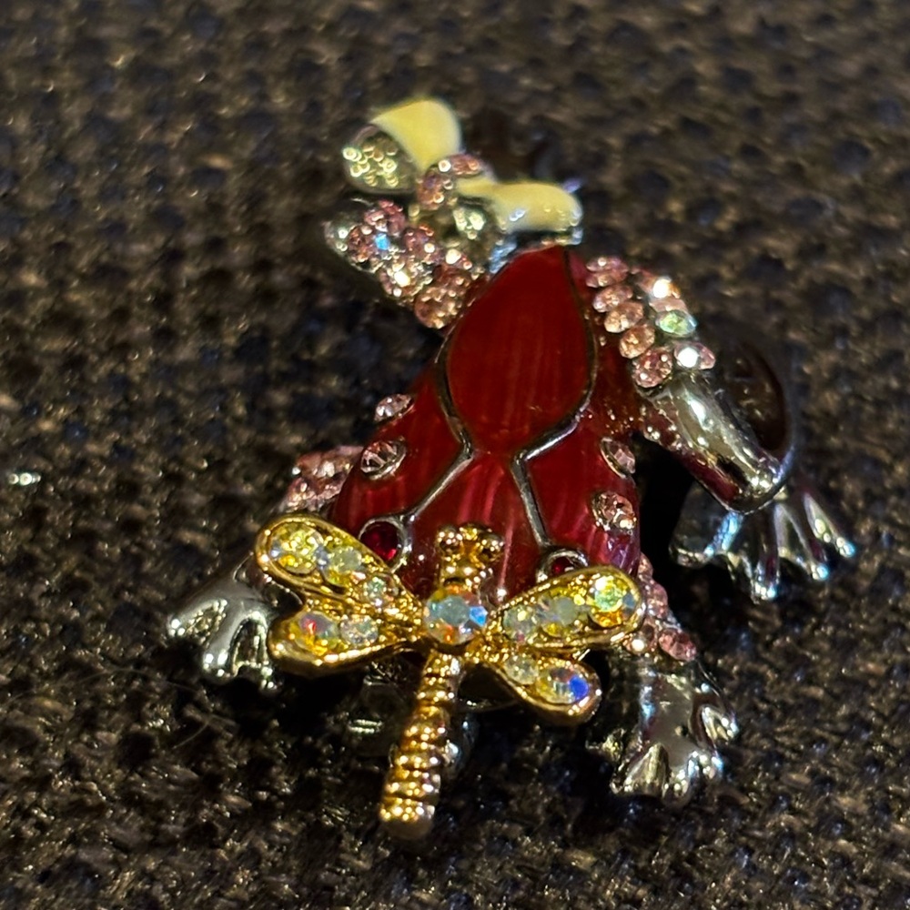NWOT.vintage.Red and Silver Frog Brooch with Bow